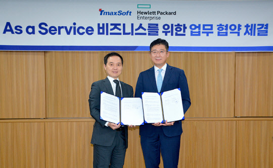 이형배(오른쪽) 티맥스소프트 대표이사와 김영채 한국 HPE 대표이사가 'As a Service 비즈니스를 위한 업무 협약식'에서 기념사진을 촬영하고 있다. 티맥스소프트 제공